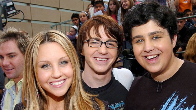 L-R: Bynes, Bell, and Josh Peck in 2004
