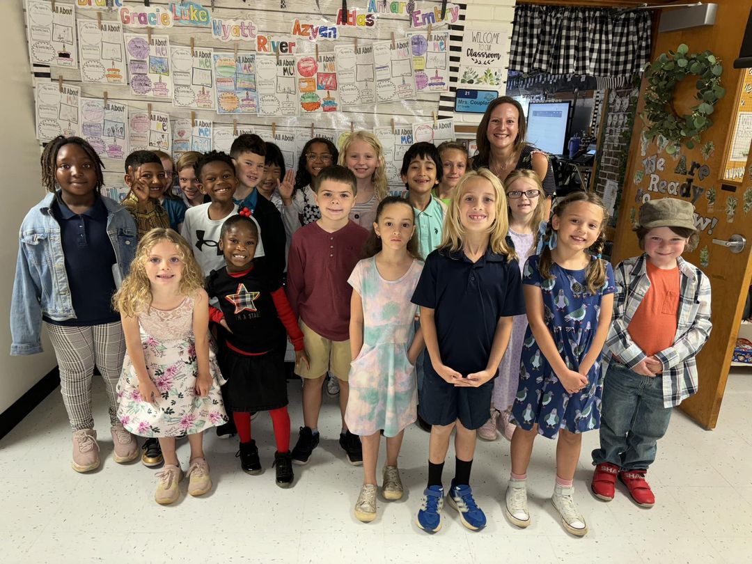 It’s picture day at Lincoln School today and everyone looks so nice we had to take a class picture! Cheese!!! #MAC185