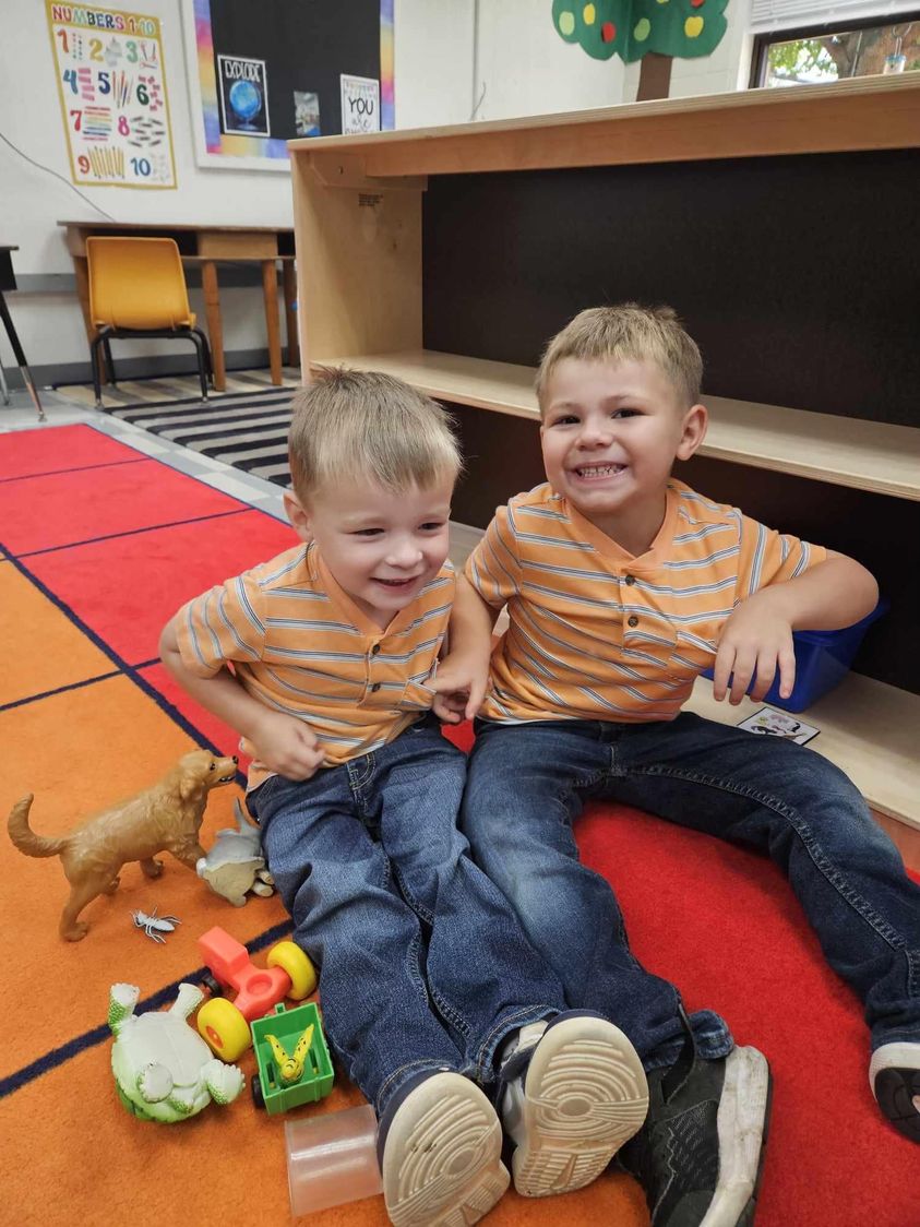 Nothing but smiles and twinning in Mrs. James’ PreK class. 🧡🖤🧡🖤 #MAC185