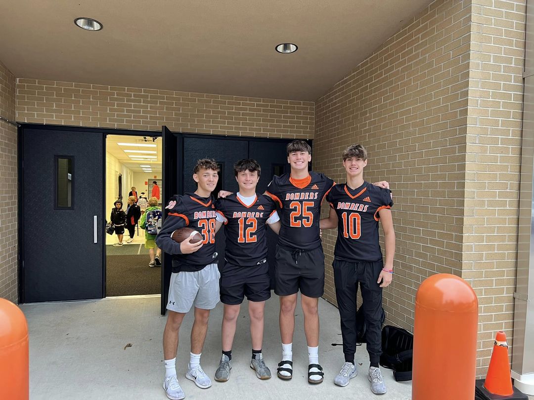 Macomb Bombers football players greeted Lincoln School students this morning! Lincoln students and staff wish the Bomber…