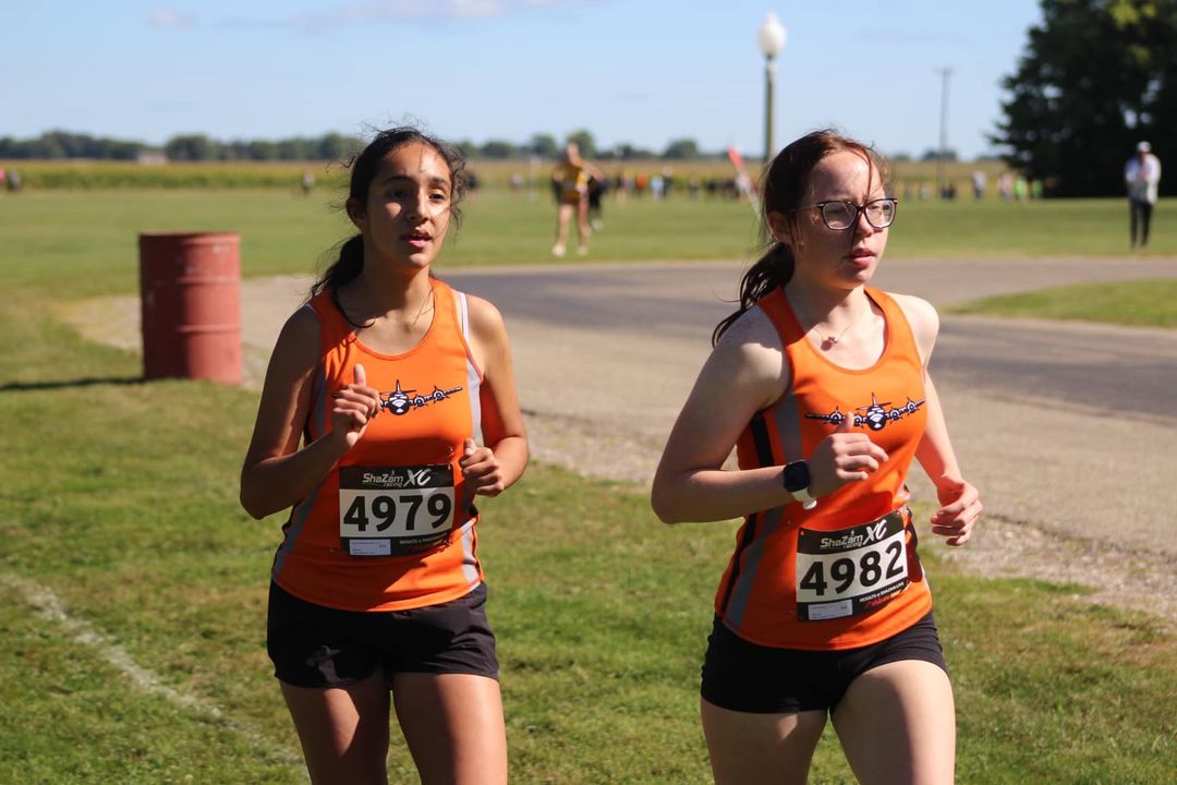 Laney Weaver and Sofia Cardenas-Roman won F/S medals today at the East Peoria Cross Country Invite! Both girls ran perso…