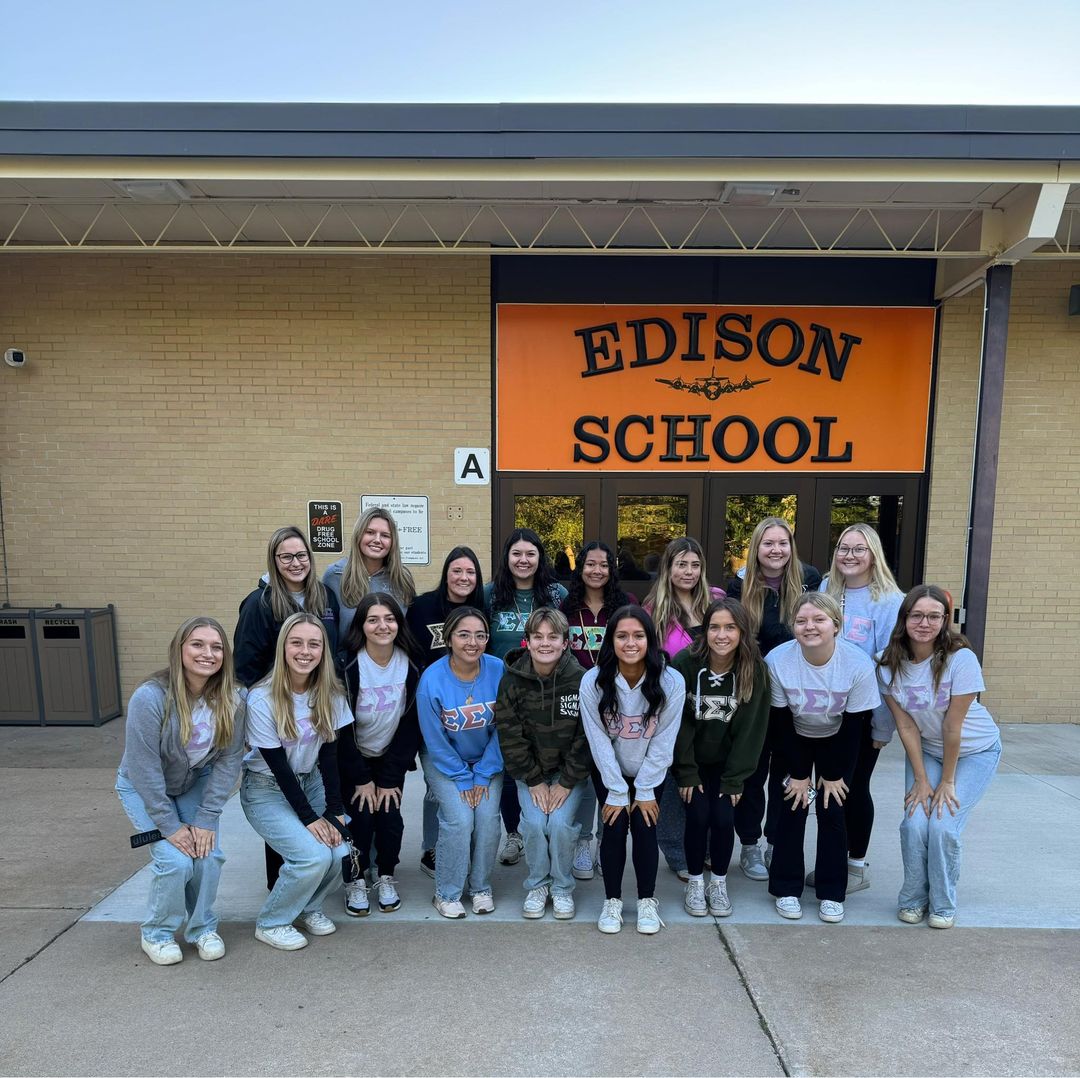 Thank you to WIU Tri Sigma Sorority for greeting our Edison kiddos this morning. You made their morning!! #MAC185 #thank…