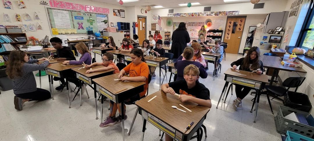 McDonough County Ag in the Classroom visited 4th graders today at Edison and taught them about pumpkins, and the kids cr…