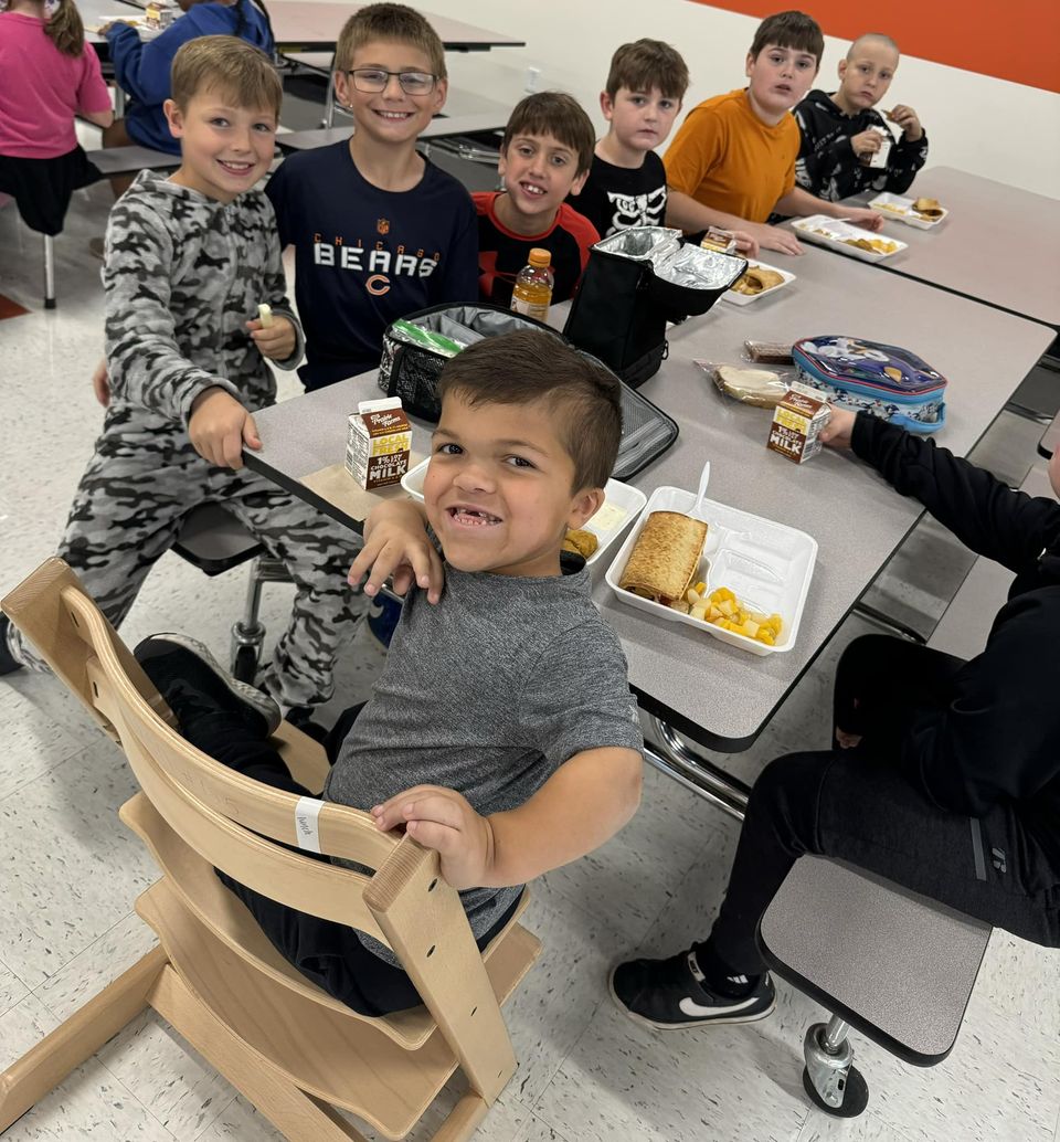Lunch is fun with friends🥰 #MAC185 #3rdgrade #edison