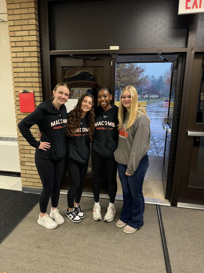 Thank you to the Girls Bomber Basketball Team for greeting Edison students this morning!! You made our day!! #MAC185 #ed…