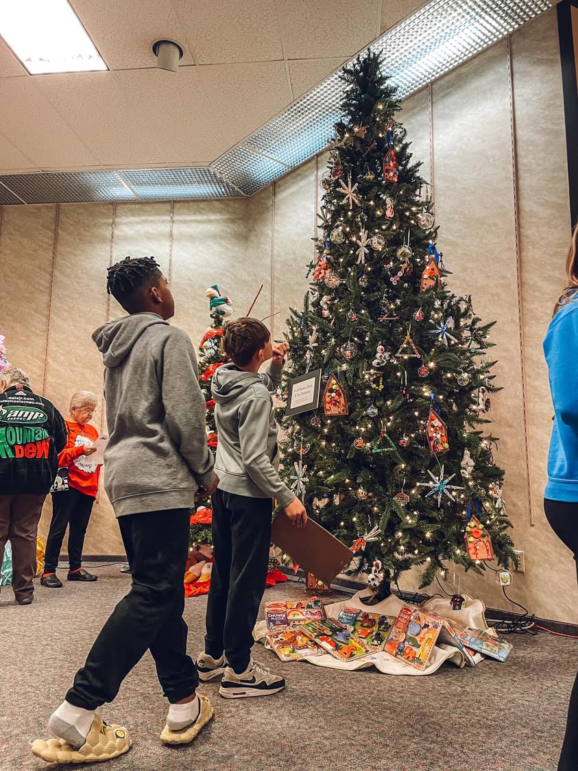 Edison fifth graders got to visit the Festival of Trees at the Macomb Arts Center this morning! #MAC185 #artisfun #ediso…