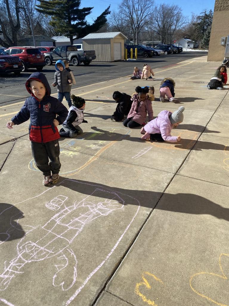Mrs. Burnham’s kindergarten class soaked up some of the sunshine for Fun Friday! They created unique artwork with sidewa…
