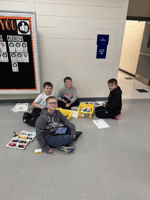 4th grade robotics club. These students are making an invention with legos, and coding them to move. #MAC185 #edisonbomb…