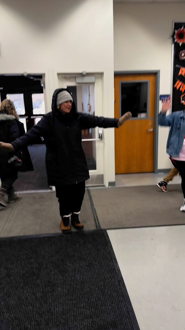 It’s all hands on Deck at Edison!!! Teachers got the kids pumped up for Friyay!! #MAC185 #edison #wedoitforthekids