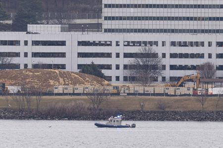 US airlines want helicopters barred from some routes near DC airport