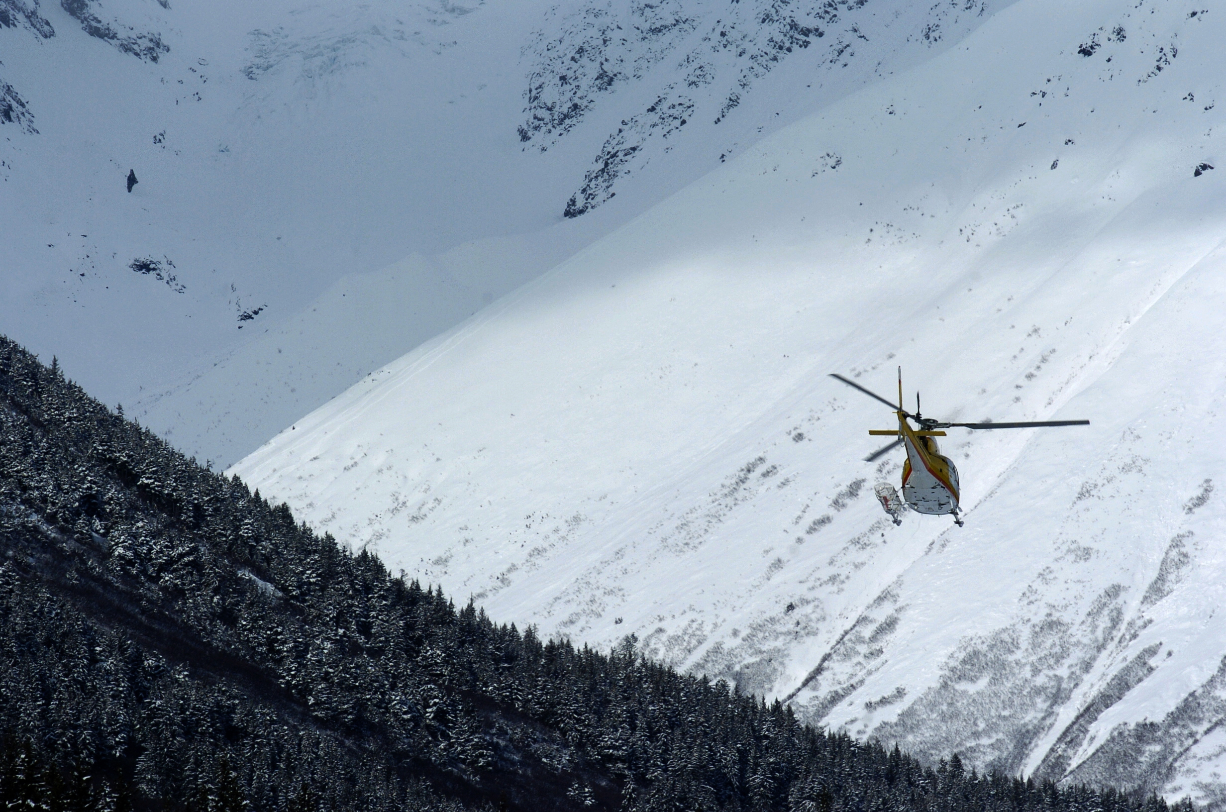 Experts and recovery teams hope to reach site of Alaska avalanche that buried 3 skiers