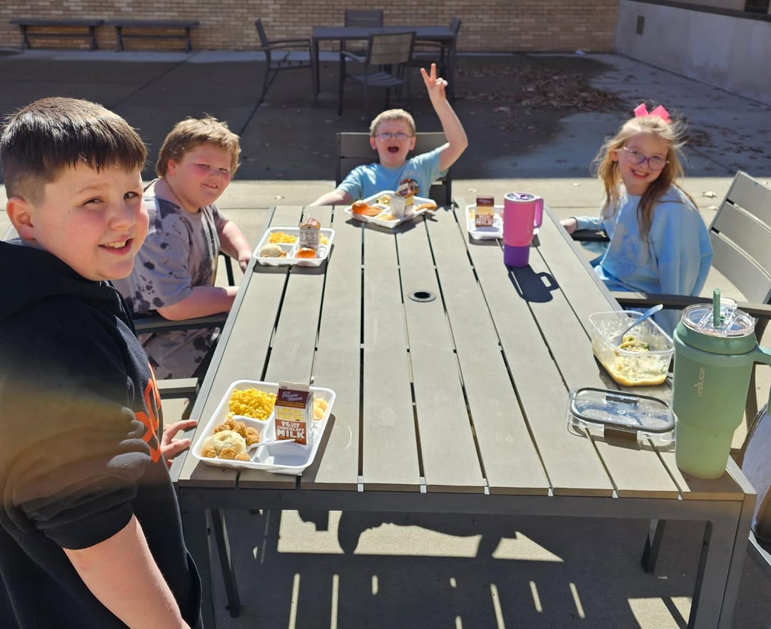 Some students earned lunch with Mrs. Poore for following expectations. Keep up the good work! #MAC185 #edison #youmakeed…