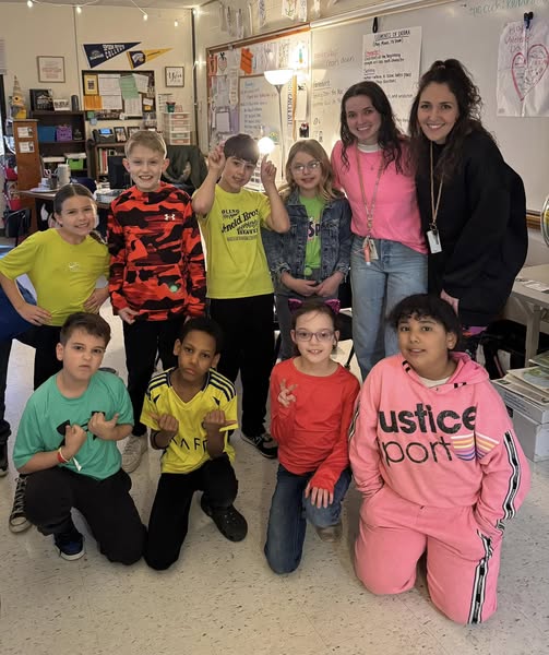 Edison loves celebrating Read Across America Week!! Today they wore Neon, and did flashlight reading at school. #MAC185…
