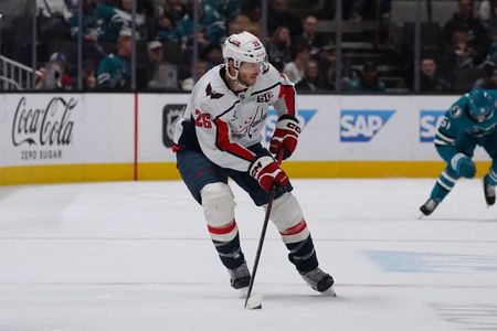 Capitals F Nic Dowd signs 2-year contract extension
