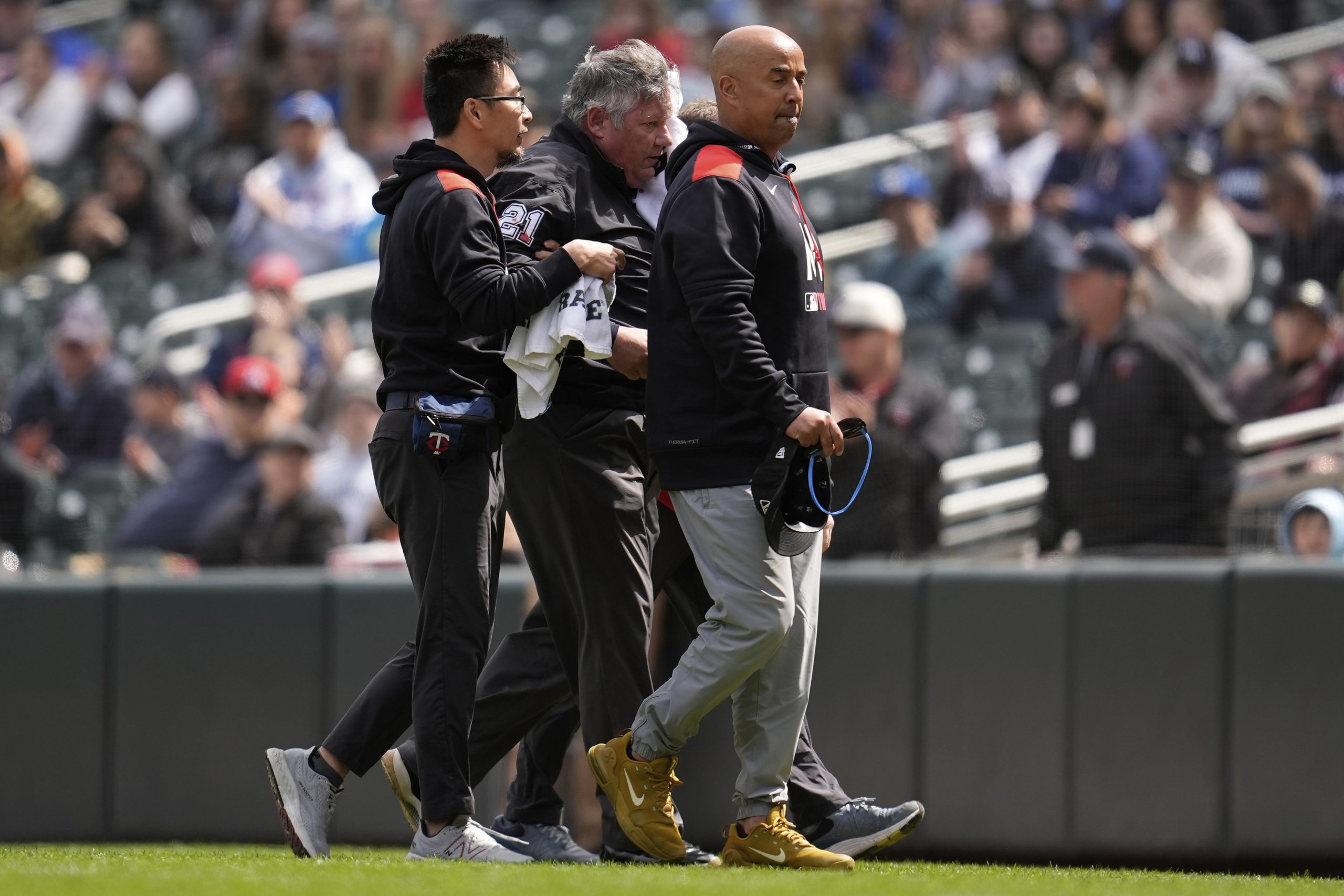 Umpire Hunter Wendelstedt goes to hospital after foul ball in Mets-Twins game hits him in head