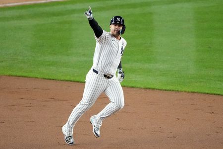 Braves add veteran OF Alex Verdugo to active roster