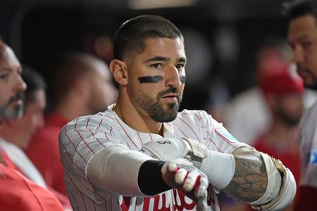 Phillies OF Nick Castellanos departs with hip tightness