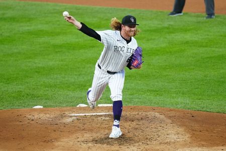 Dodgers add RHP Noah Davis ahead of series with Rangers