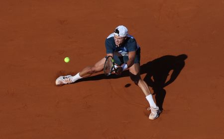 Tennis-Rune stuns Alcaraz in straight sets to win Barcelona final