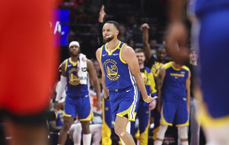 Stephen Curry pours in 31 to propel Warriors past Rockets