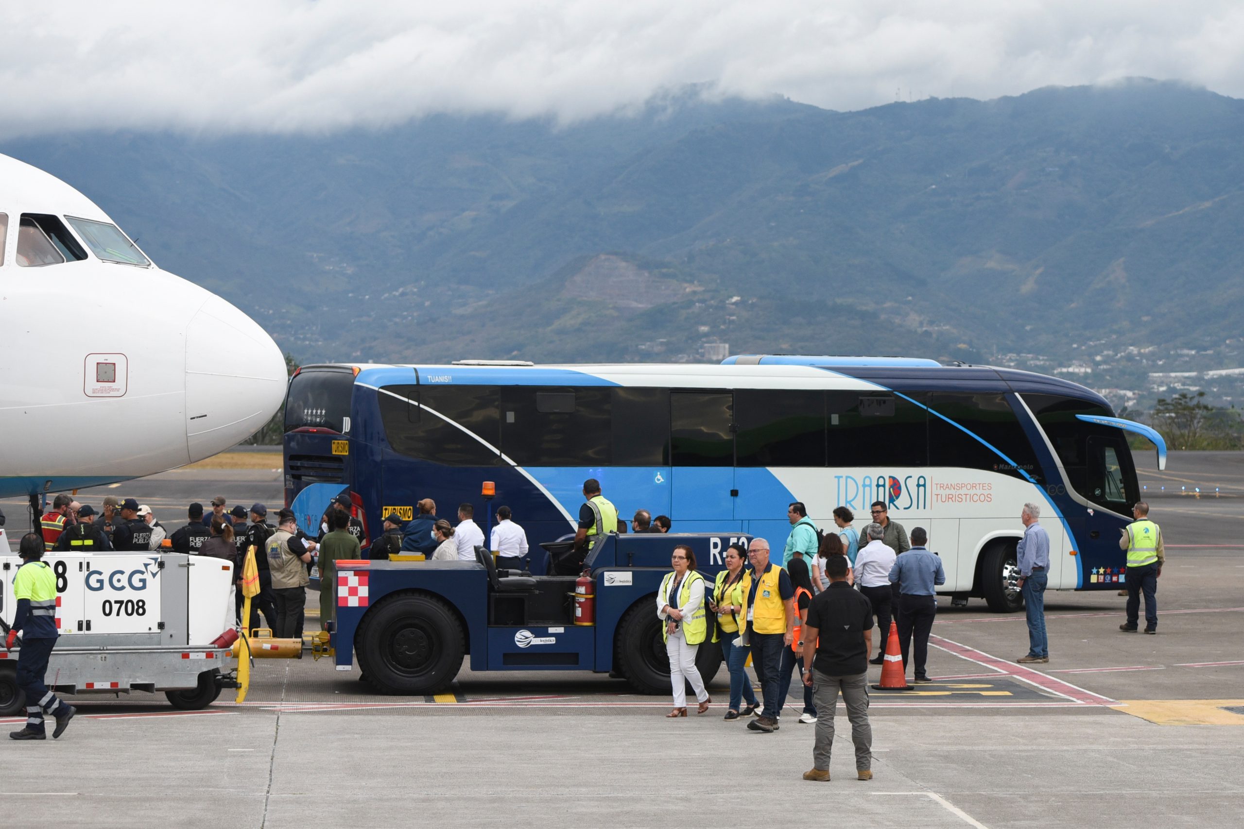 Costa Rica will give migrants deported from the US permits to stay in the country for 3 months