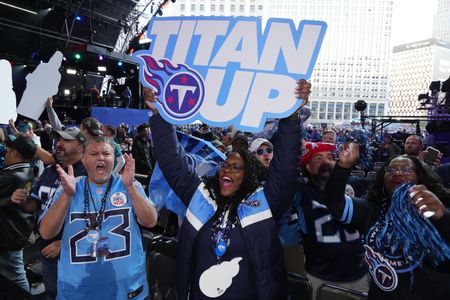 Titans GM says team won’t trade out of No. 1 pick