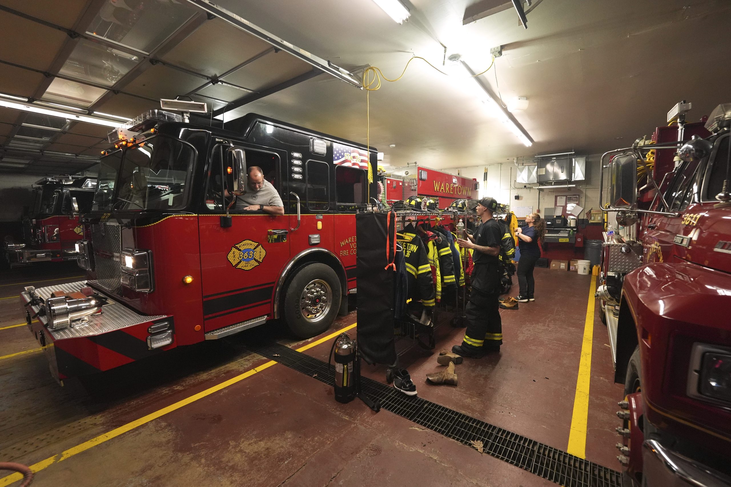 New Jersey forest fire prompts evacuations and closes a major highway