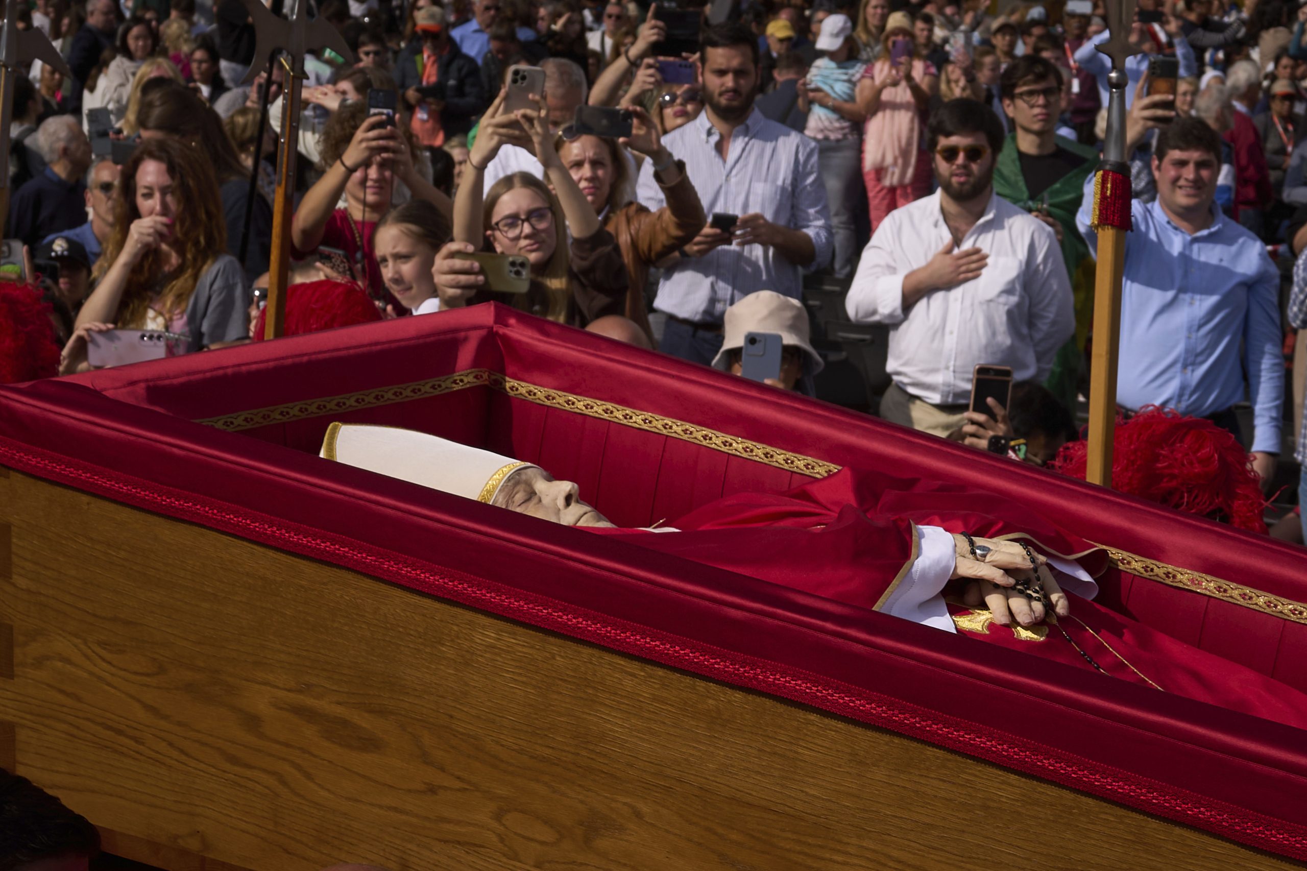 AP PHOTOS: Iconic images of Pope Francis’ procession captured by AP photographer