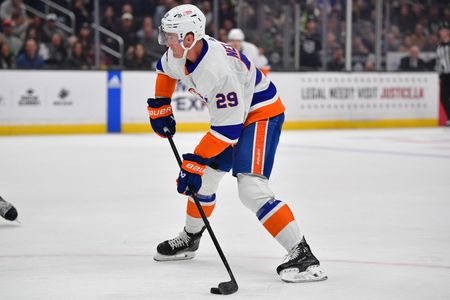 Longtime Islanders F Cal Clutterbuck announces retirement
