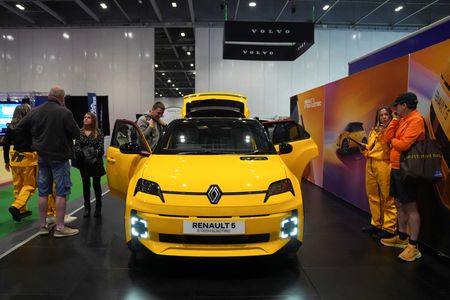 Renault posts slight rise in first-quarter revenue