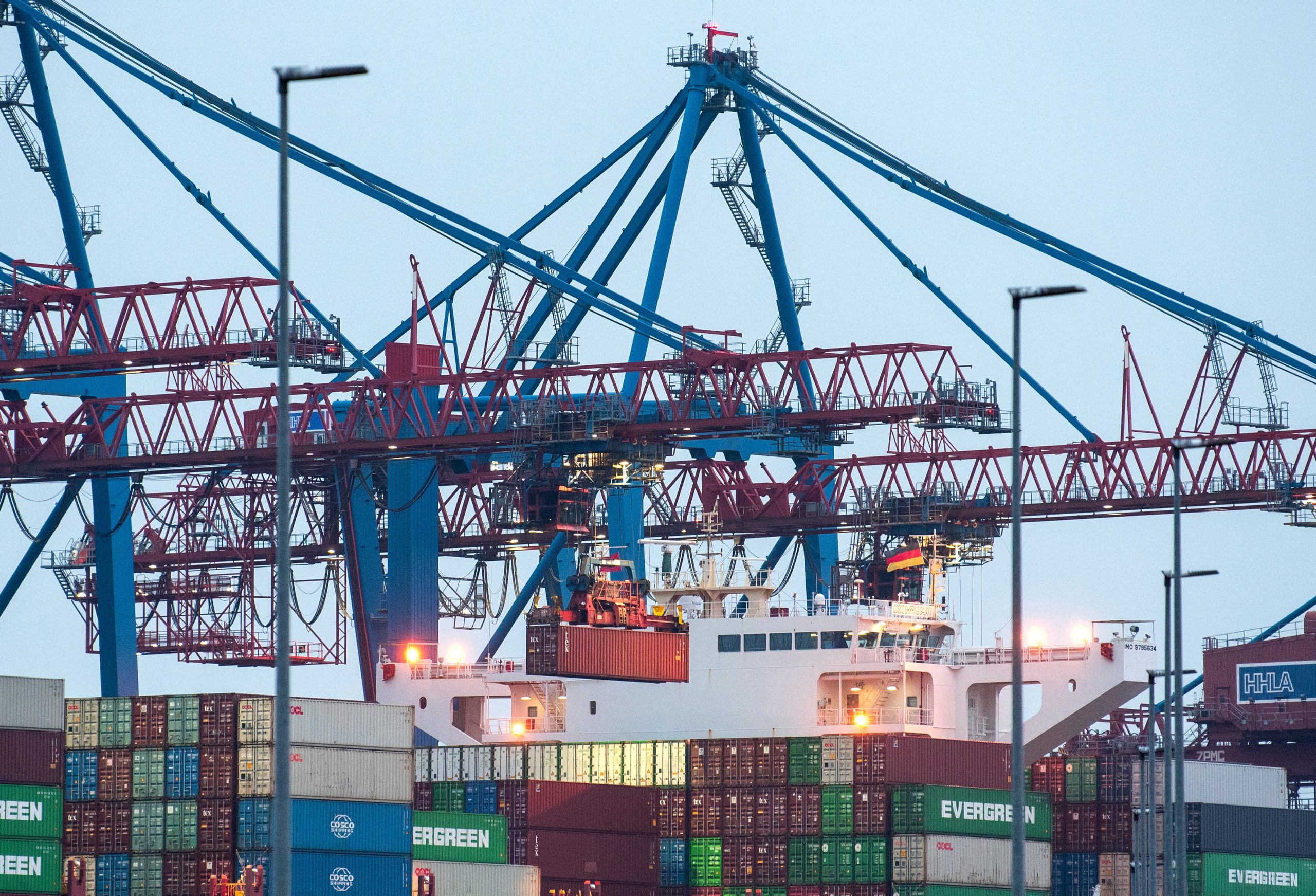 Germany sees the economy stagnating in 2025 as Trump’s trade policy weighs on it