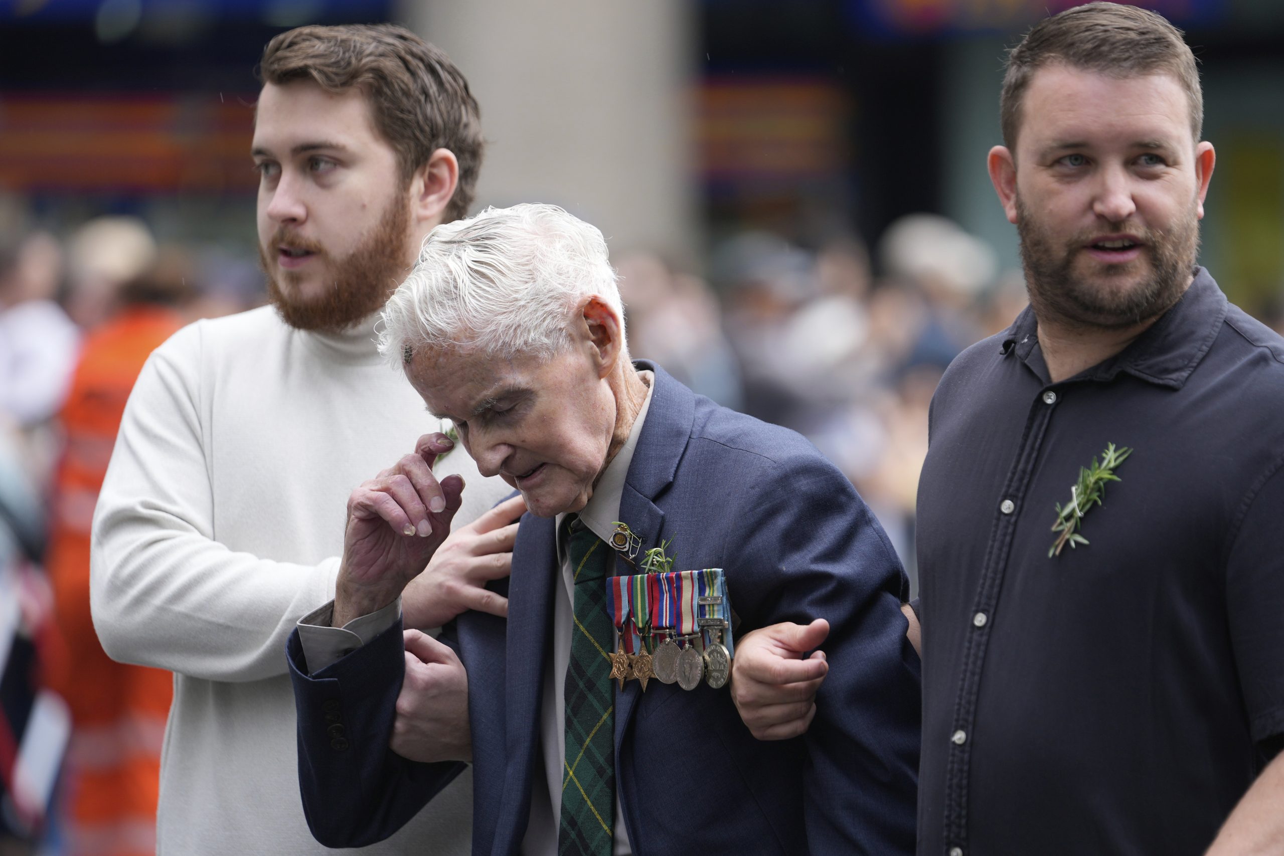 Australians and New Zealanders commemorate war dead on Anzac Day