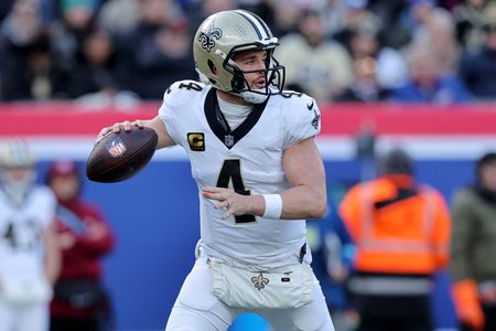 Saints QB Derek Carr confirms shoulder injury at church