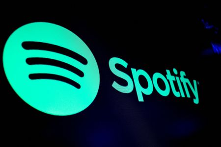 Spotify forecasts subscribers, monthly users above estimates