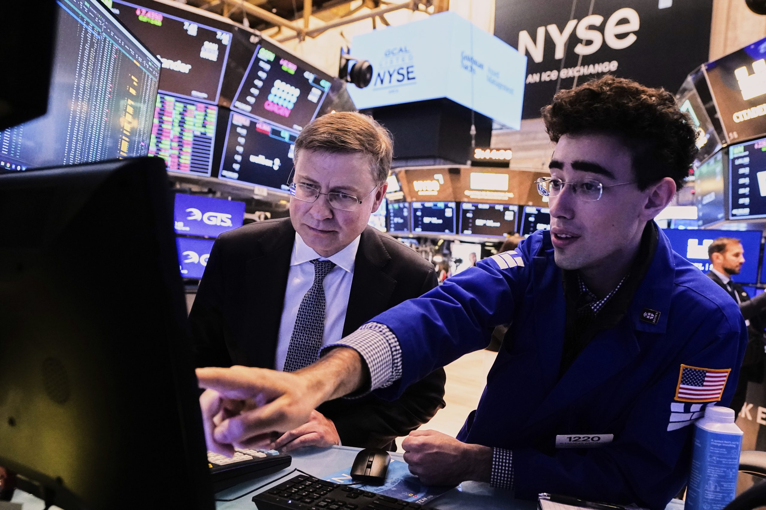 US consumer confidence plunges to lowest in 5 years on tariff worries