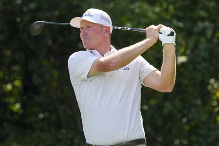 Golf-Snedeker and Ogilvy named captains for 2026 Presidents Cup