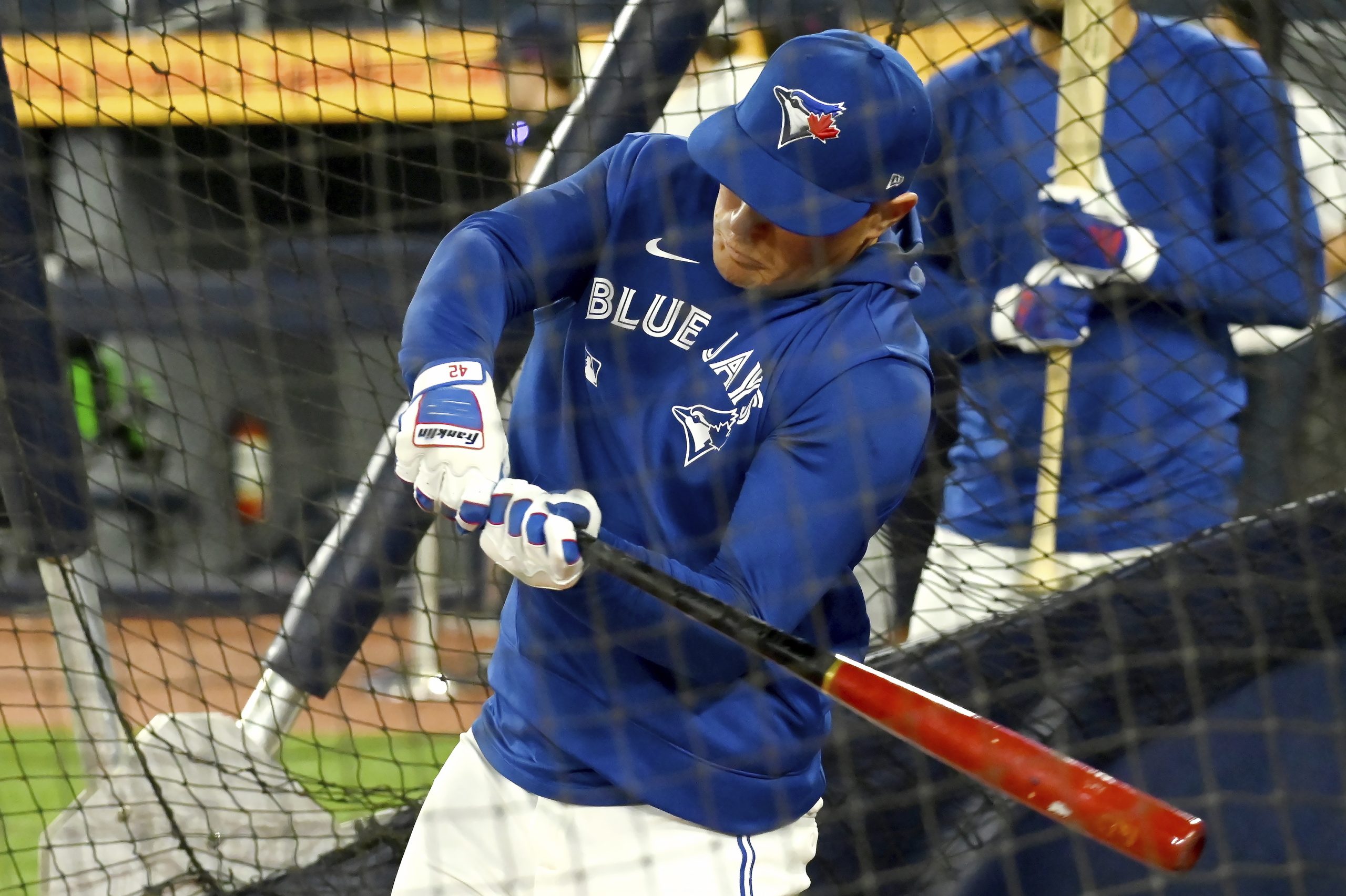 Toronto Gold Glove OF Varsho makes stunning, back-handed catch in season debut against Boston