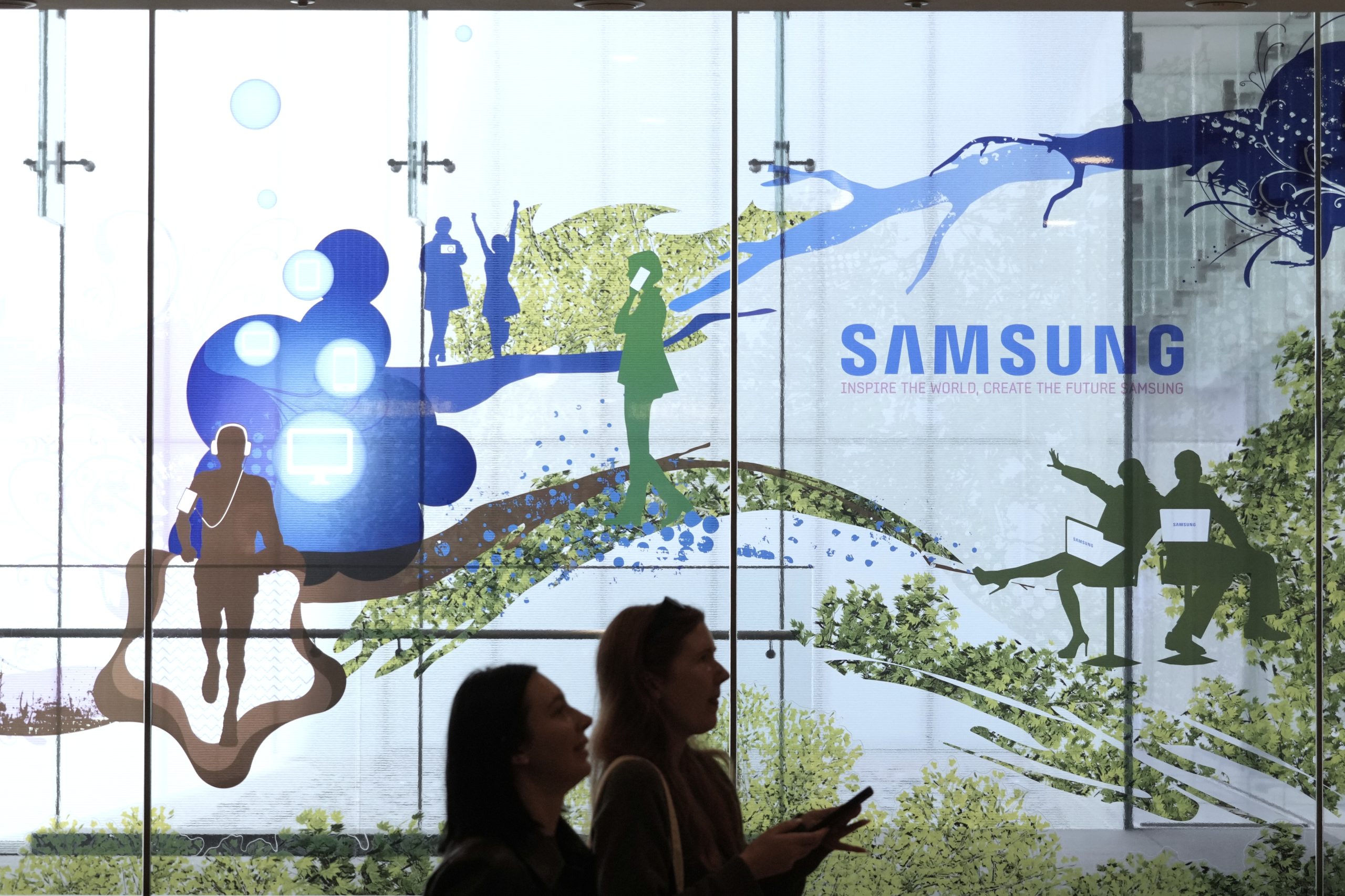 Samsung reports revenue increase thanks to mobile phone sales but its chip business suffers