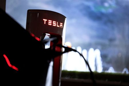 Tesla’s head of battery architecture Vineet Mehta departs, the Information reports