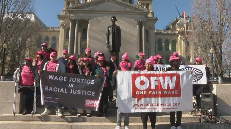 As Illinois legislators consider eliminating tipped wage, one city reconsiders