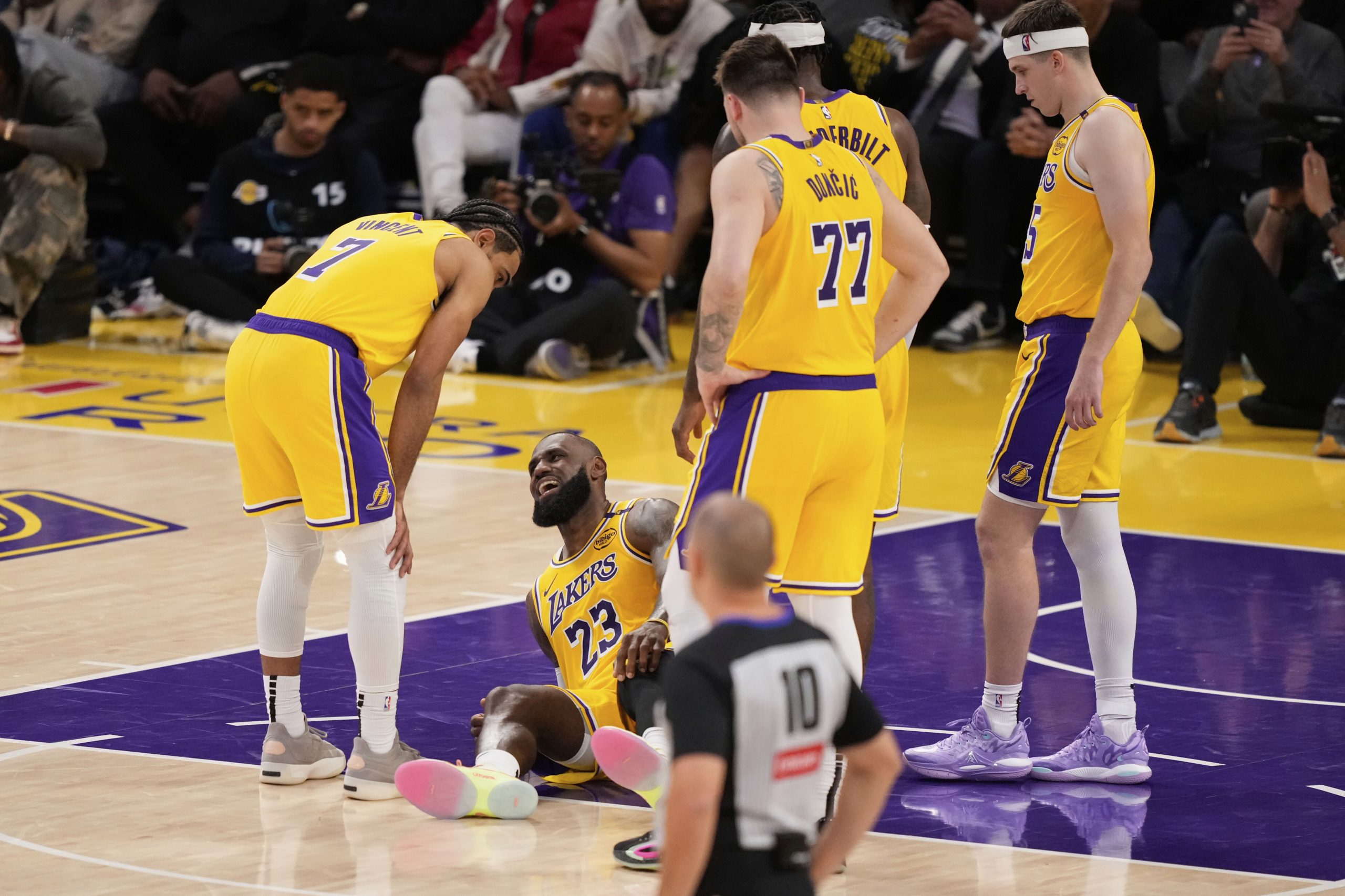 LeBron James sprained a knee ligament in Lakers’ final loss to Wolves, an AP source says