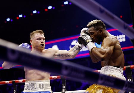 Boxing-Alvarez outpoints Scull to reclaim undisputed super middleweight championship