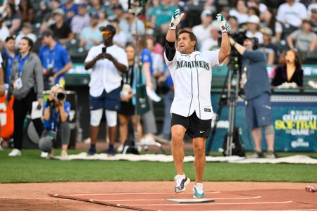 Rangers hire former All-Star Bret Boone as hitting coach