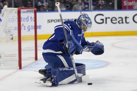 Maple Leafs G Anthony Stolarz (head) knocked out of Game 1 win