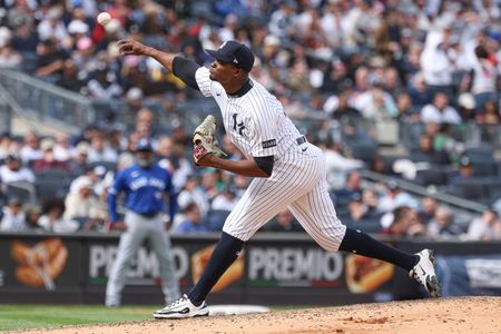 Yankees add RHP Yerry de los Santos, DFA RHP Carlos Carrasco