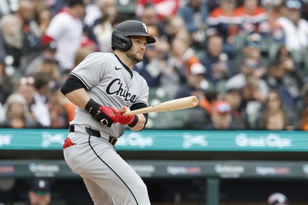 White Sox OF Andrew Benintendi (calf) lands on IL