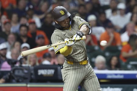 Reds acquire Connor Joe in trade with Padres