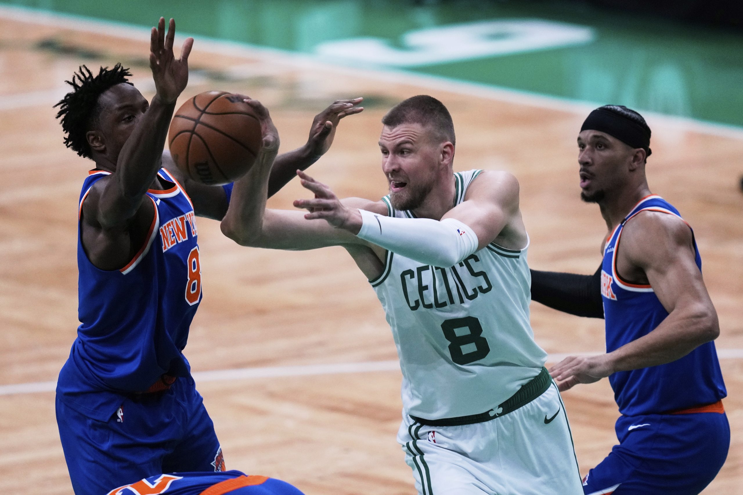 Celtics stick with Horford over Porzingis as starting center in Game 3 vs. Knicks