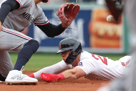 Red Sox’s Romy Gonzalez goes to IL, but Rafael Devers doesn’t go to 1B