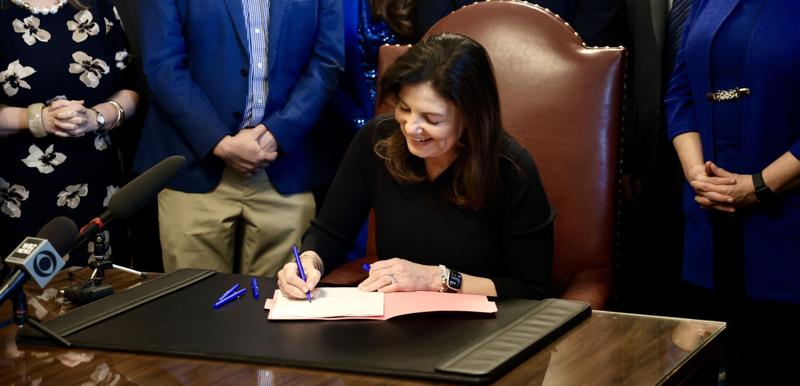 Ayotte signs bill banning ‘sanctuary’ communities